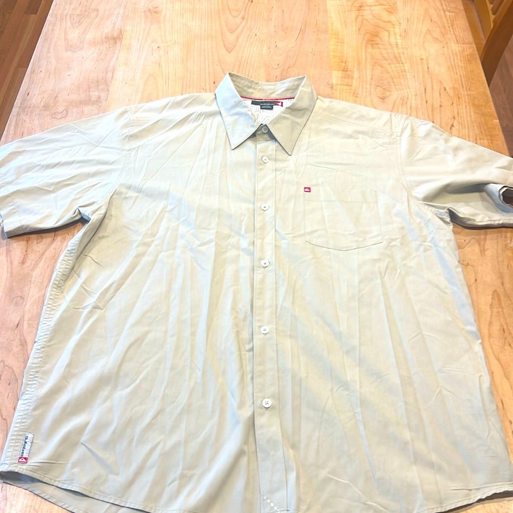 Men’s XL Quiksilver S/S Button Down Shirt Khaki